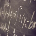 Come funziona l'Intelligenza Artificiale? L'intelligenza artificiale (AI) è ormai ovunque: dagli smartphone agli assistenti vocali, dalle auto a guida autonoma ai motori di ricerca.