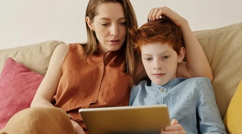 Intelligenza artificiale e bambini: la guida pratica per i genitori